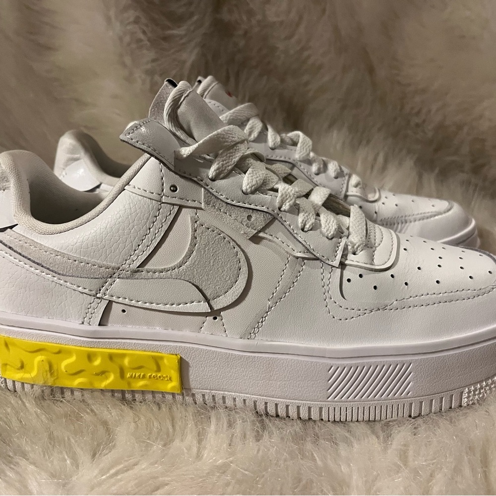 Nike Fontanka Air Force 1 pre-owned White and Yellow Athletic Shoes